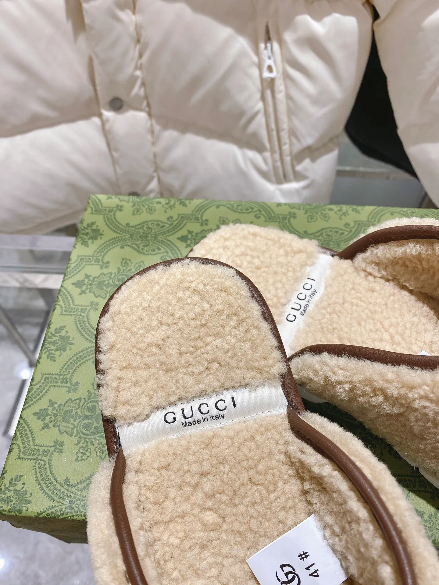 👟👟Ex-factory price 480👟👟Gucci official website collaboration foreign trade hot-selling autumn and winter 🐑wool slippers. This pair of sandals is part of The North Face x Gucci series, which connects two brands with similar history and values ​​to celebrate the spirit of exploration. The pieces feature a range of vibrant prints, with merino wool embroidered with The North Face x Gucci logo, florals and forest-inspired patterns. Beige Merino wool Unisex The North Face x Gucci Logo web label Rubber foam sole Flat Made in Italy Women’s sizes 36-40 Men’s sizes 39-48